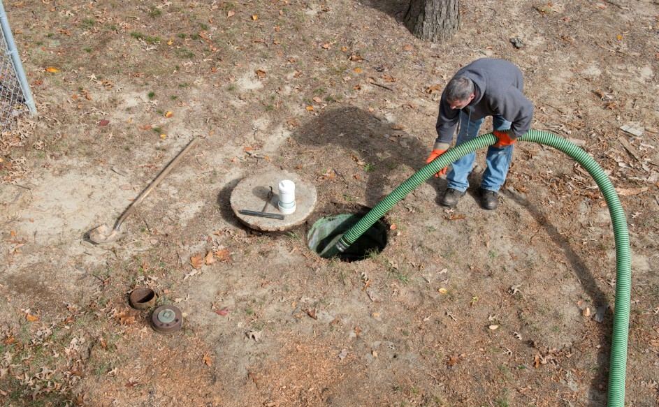 Proceso de vaciado de una fosa séptica con manguera de camión cuba