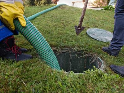 Camión cuba dando apoyo urgente ante una emergencia de agua