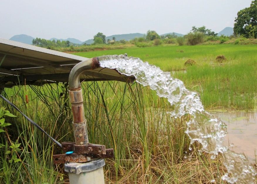 Camión cuba suministrando agua para riego y obra en A Coruña