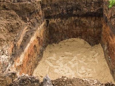 Excavación y movimiento de tierras para instalar una fosa séptica