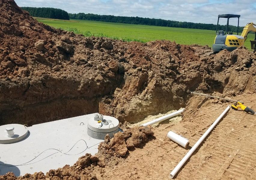 Excavación e instalación de una fosa séptica estanca en una parcela de A Coruña