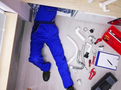 Técnico revisando las tuberías de una comunidad de vecinos en A Coruña